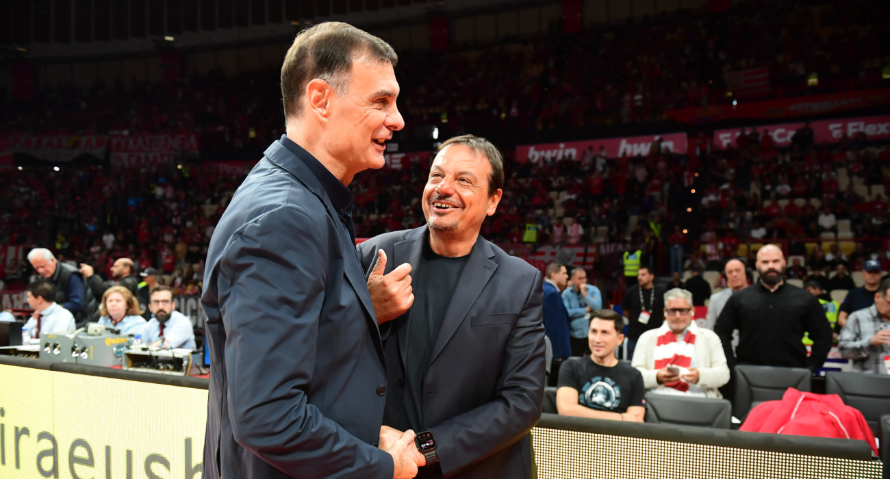 Εργκίν Αταμάν και Γιώργος Μπαρτζώκας αγκαλιάζονται «θερμά» / Πηγή: Eurokinissi