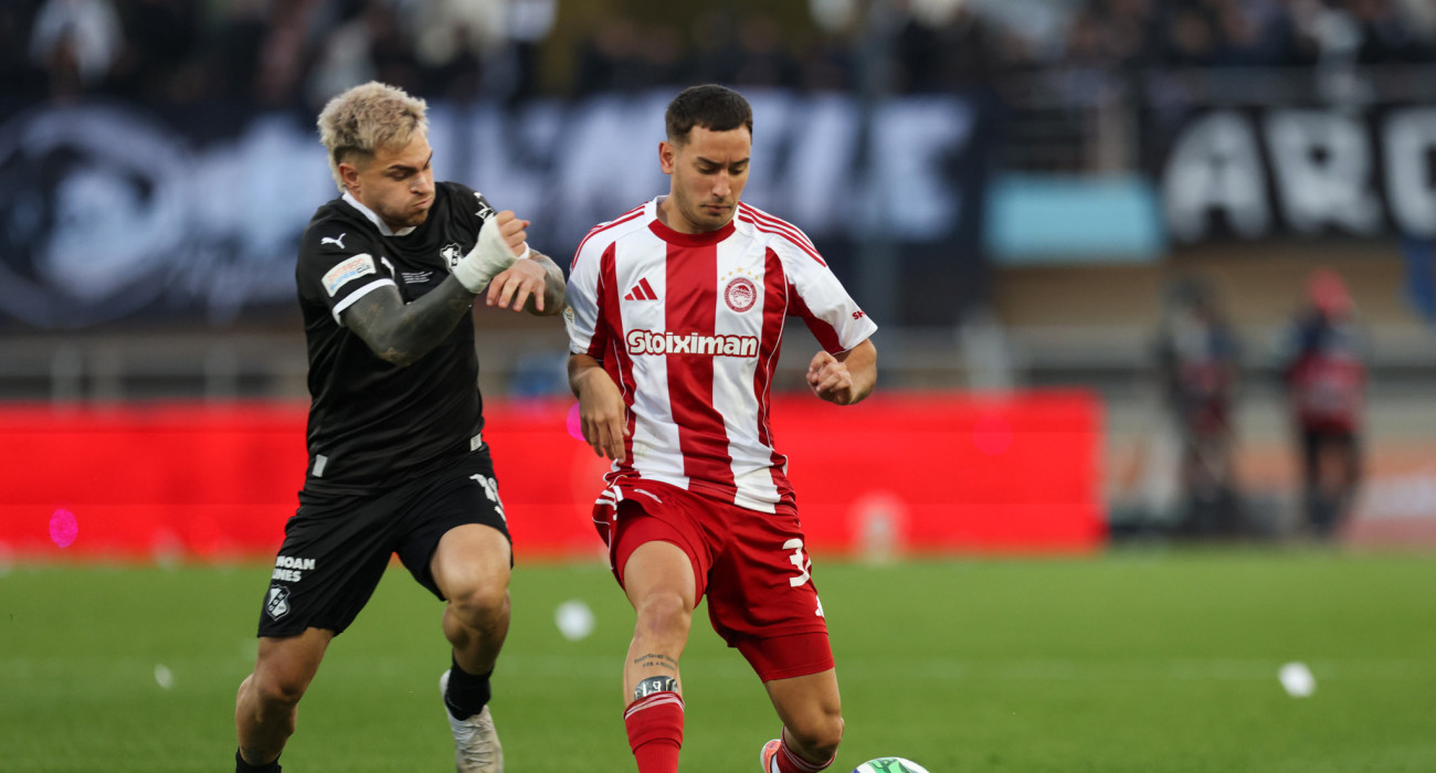 Ο Τιάγκο Νους σε μονομαχία με τον Σαντιάγκο Έσε στον τελικό του Super Cup / Πηγή: Eurokinissi