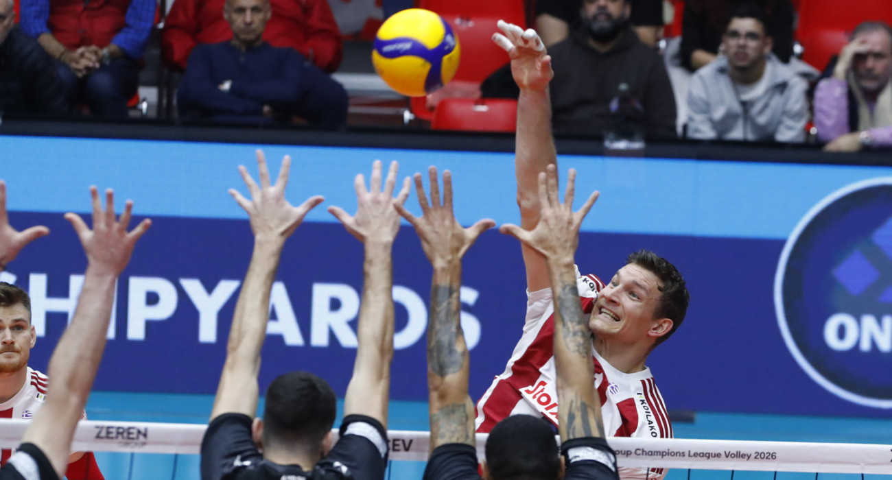 Φάση πάνω στο φιλέ με επίθεση του Ολυμπιακού και μπλοκ του ΠΑΟΚ / Πηγή: Eurokinissi