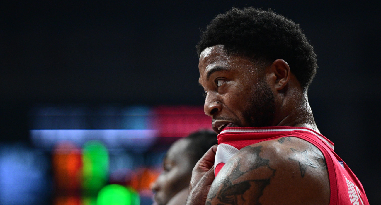 Ο Ταϊρίκ Τζόουνς που θα παρακολουθήσει το ματς με τη Φενέρ φορώντας πολιτικά / Eurokinissi