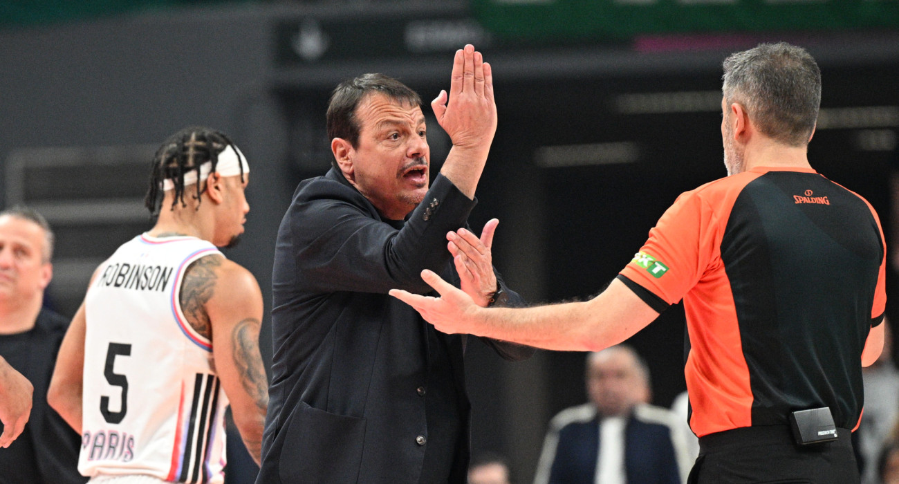 Η στιγμή της αποβολής του Εργκίν Αταμάν κατά τη διάρκεια του αγώνα απέναντι στην Παρί / Πηγή: Eurokinissi