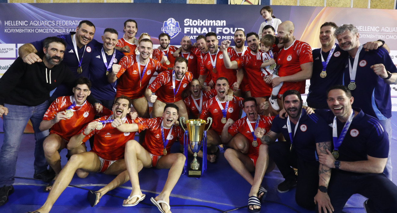 Ο Ολυμπιακός πανηγυρίζει με το κύπελλο Ελλάδας / Πηγή: Eurokinissi