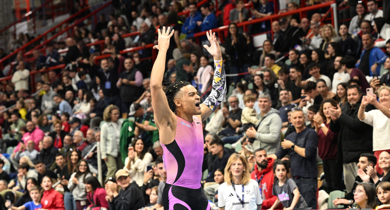 Ο Μανόλο πανηγυρίζει στην Παιανία μπροστά από το κοινό / Πηγή: Eurokinissi