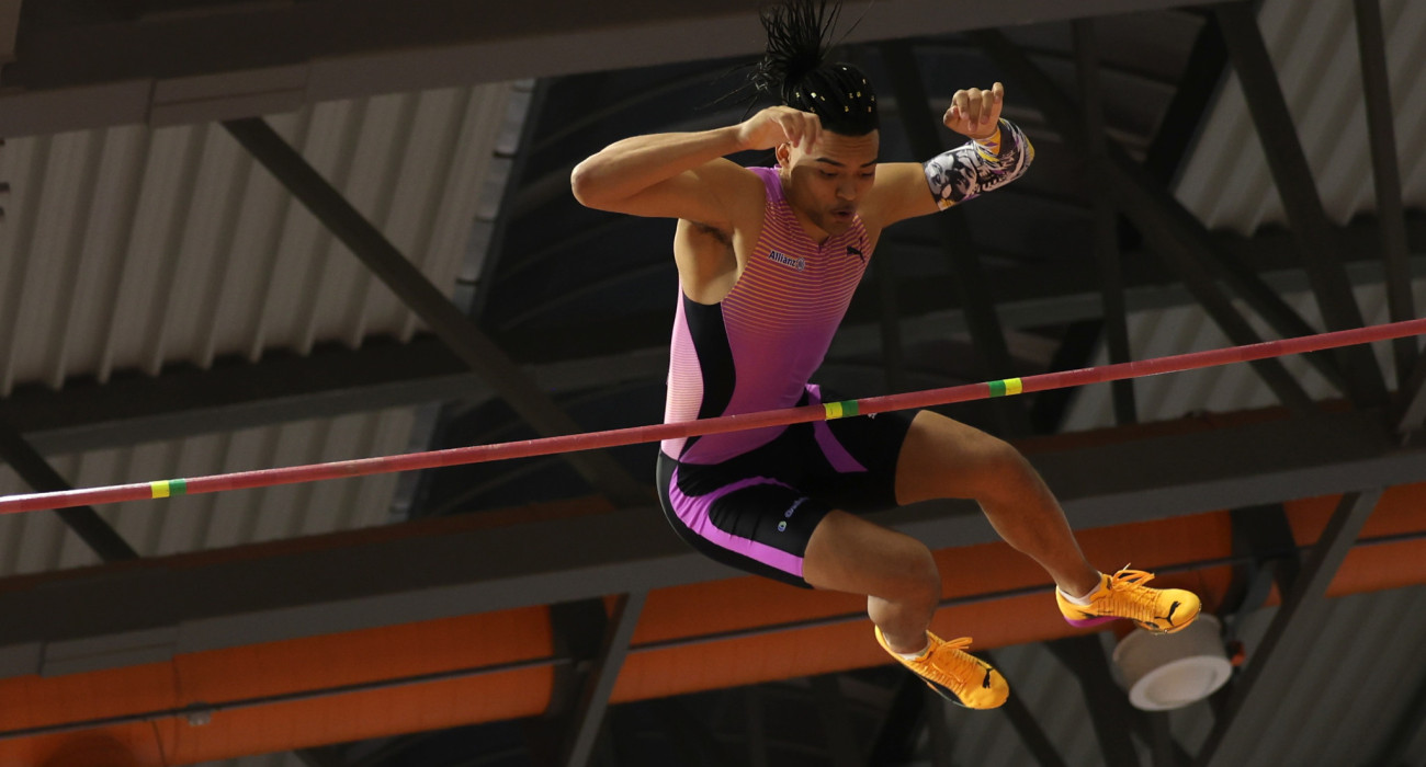 Ο Μανόλο περνά πάνω από τον πήχη στην Παιανία / Πηγή: Eurokinissi