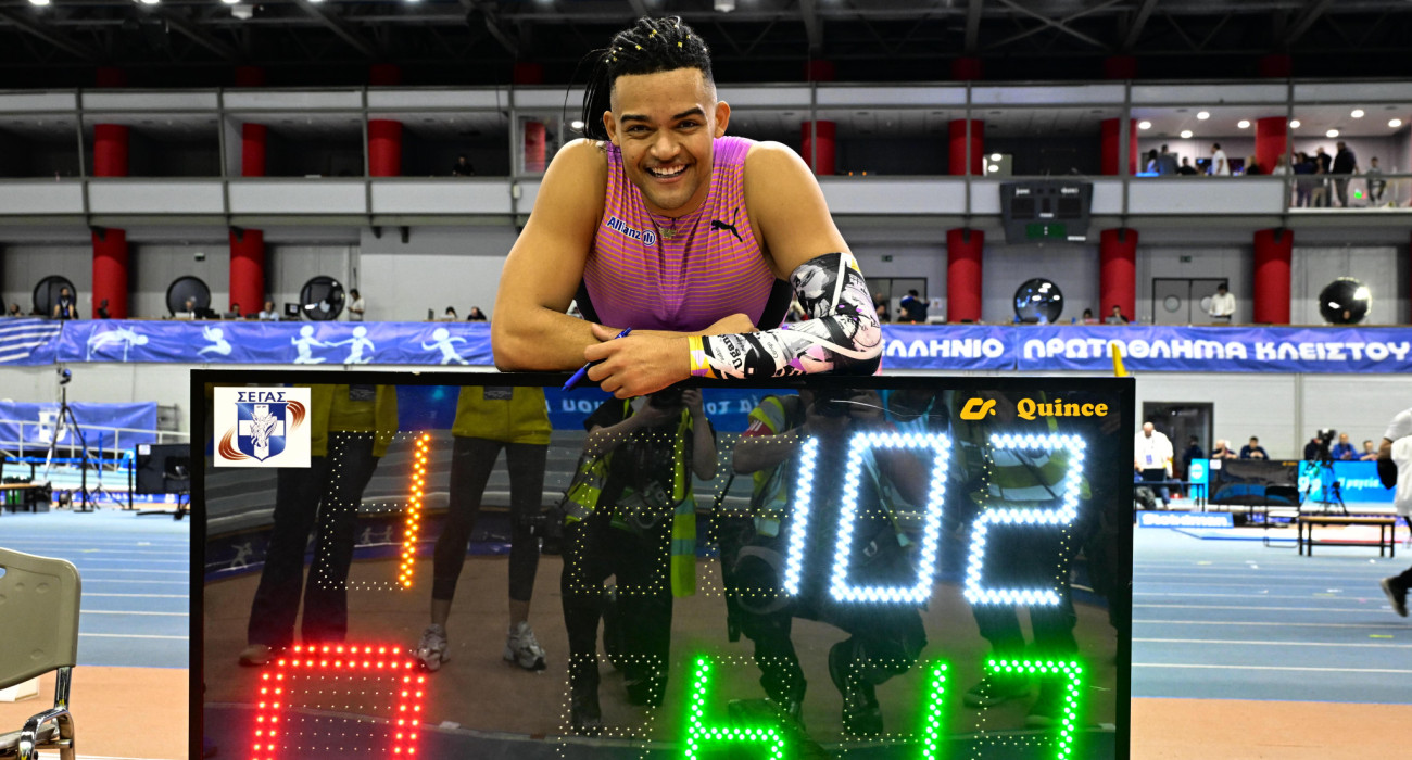 Ο Εμμανουήλ Καραλής μπροστά από τον φωτεινό πίνακα με το 6.17μ / Πηγή: Eurokinissi