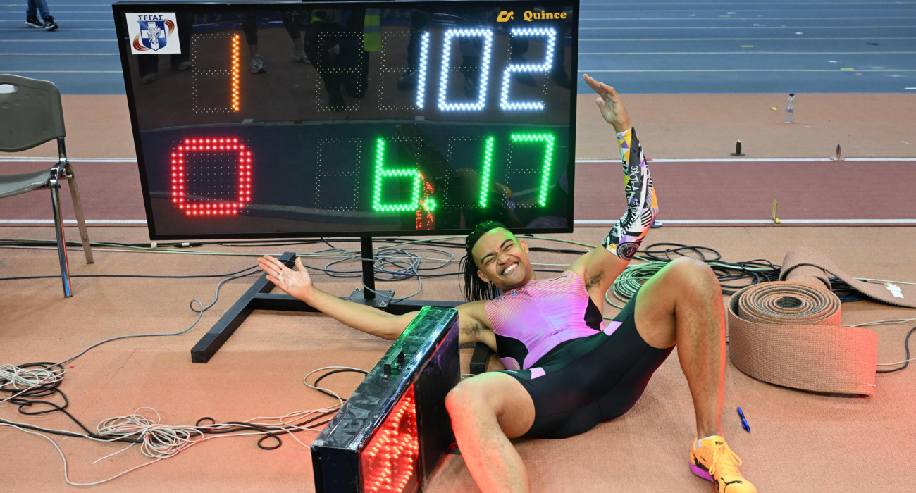 Ο Γιάννης Καραλής ενθουσιασμένος και... ξαπλωμένος μπροστά από την αναγραφή της τρομερής επίδοσής του / Πηγή: Eurokinissi