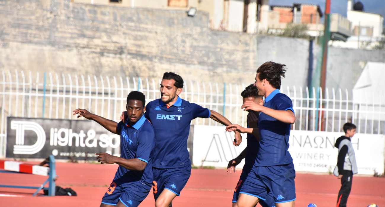 Ο Καντίγιο πανηγυρίζει με τους συμπαίκτες του το γκολ που σημείωσε για το 1-0 απέναντι στον Παναργειακό / Πηγή: Eurokinissi