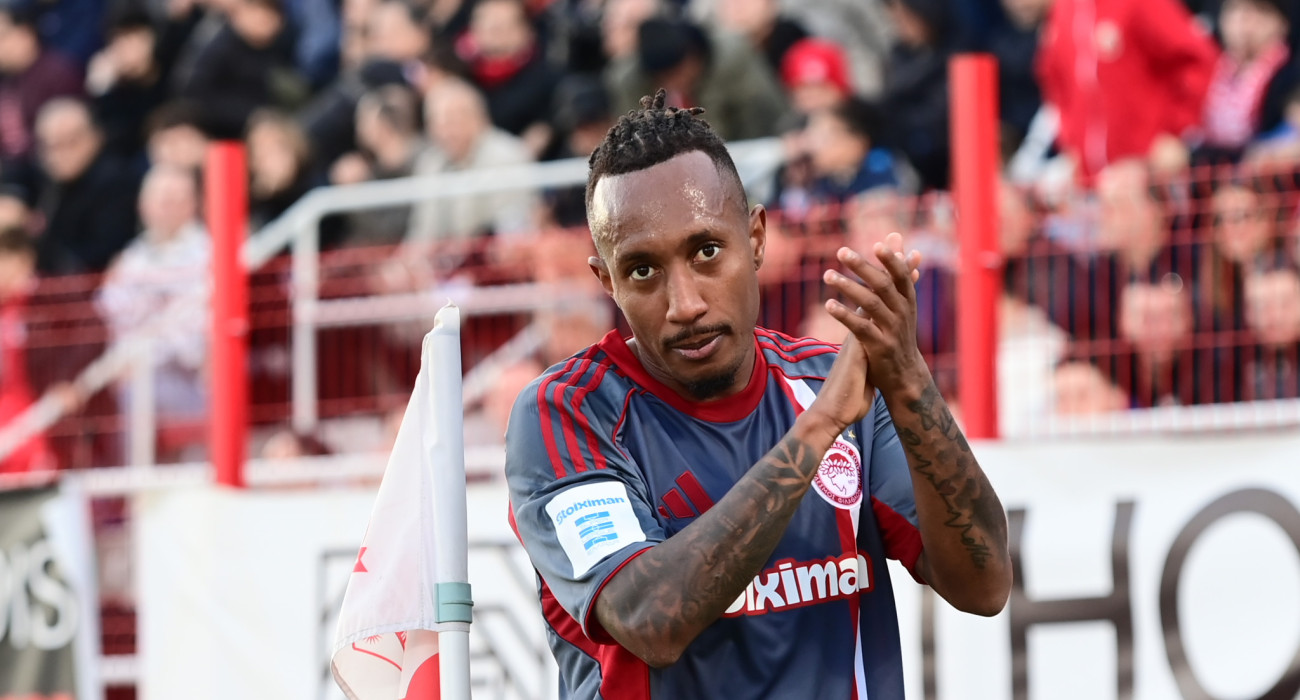 Ο Ζέλσον Μαρτίν εισπράτει το χειροκρότημα και το... επιστρέφει / Πηγή: Eurokinissi