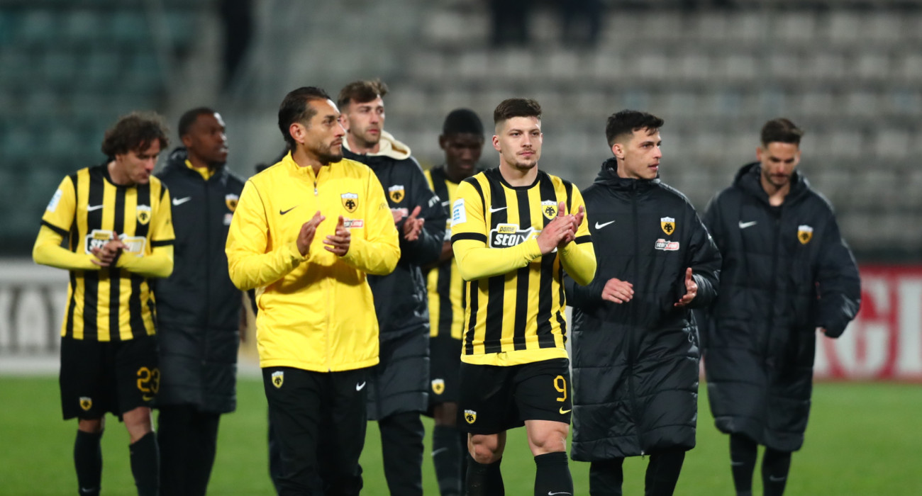 Οι ποδοσφαιριστές της ΑΕΚ μετά την ισοπαλία με τον Βόλο / Πηγή: Eurokinissi