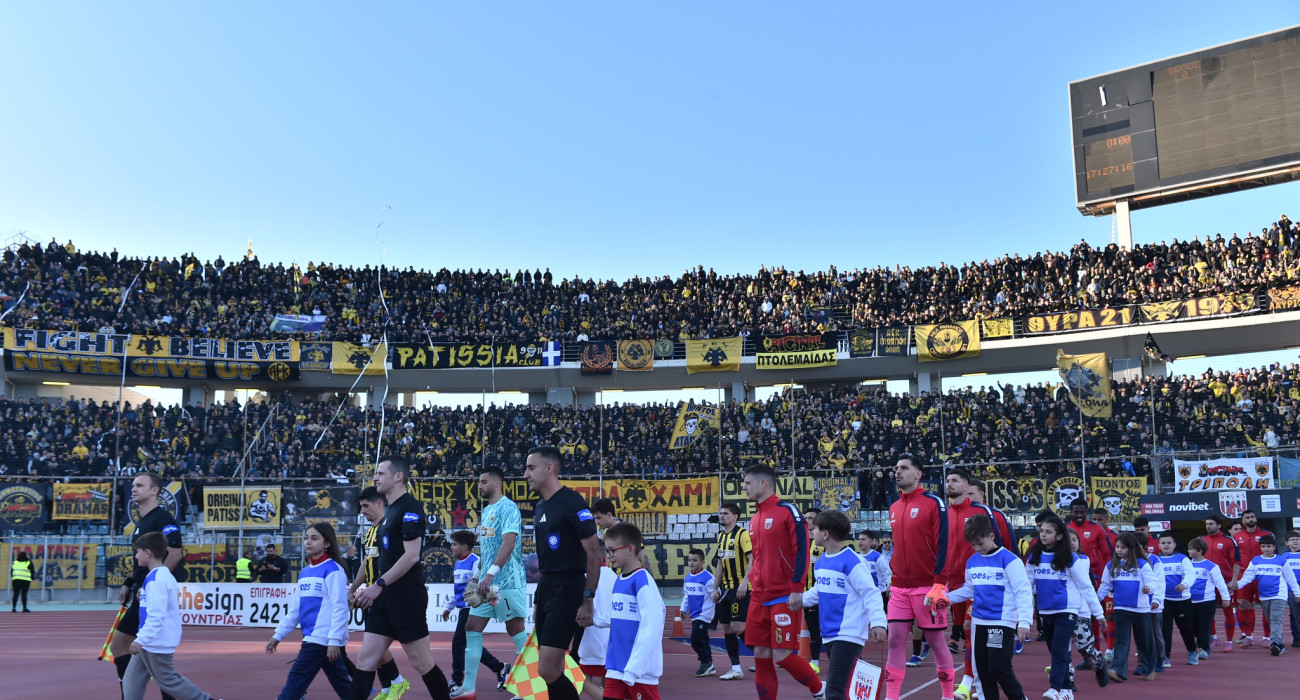 H είσοδος των ποδοσφαιριστών με φόντο τους οπαδούς της ΑΕΚ στο Πανθεσσαλικό / Πηγή: Eurokinissi