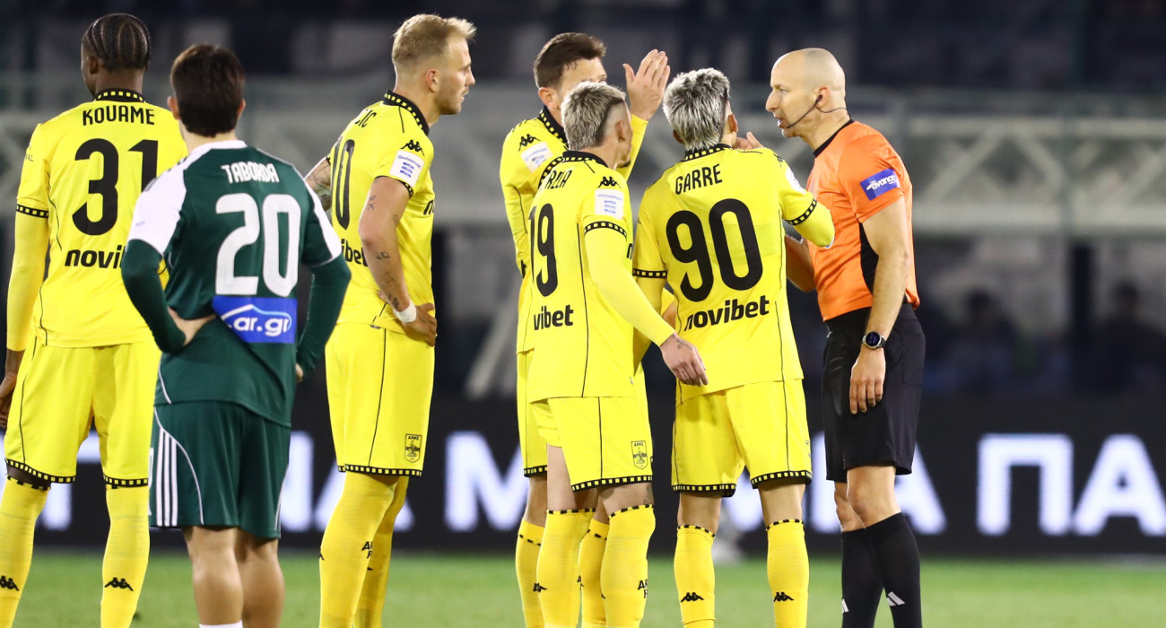 Οι παίκτες του Άρη με τον Μπόγκναρ στη Λεωφόρο/Πηγή: Eurokinissi