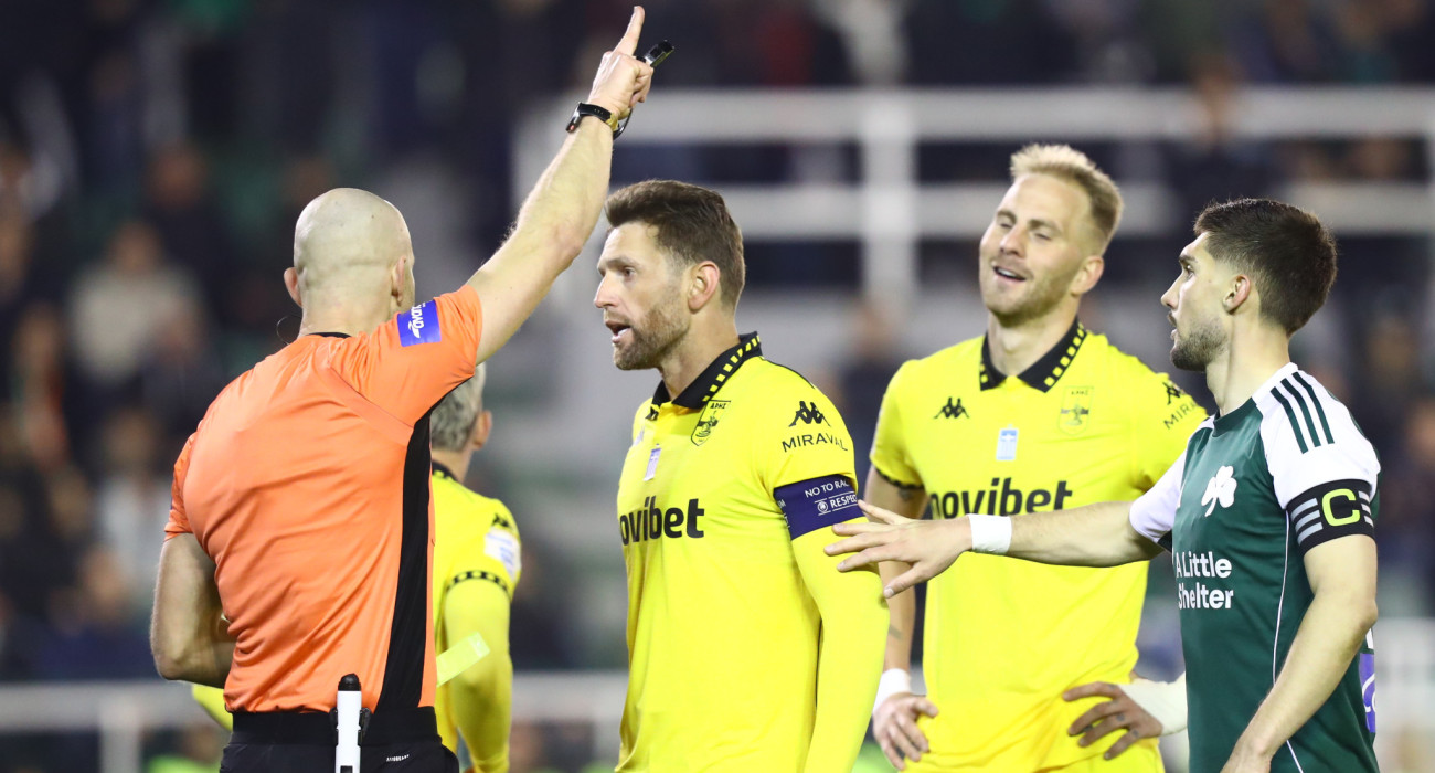 Ο Μπόγκναρ με τους παίκτες του Αρη/Πηγή: eurokinissi