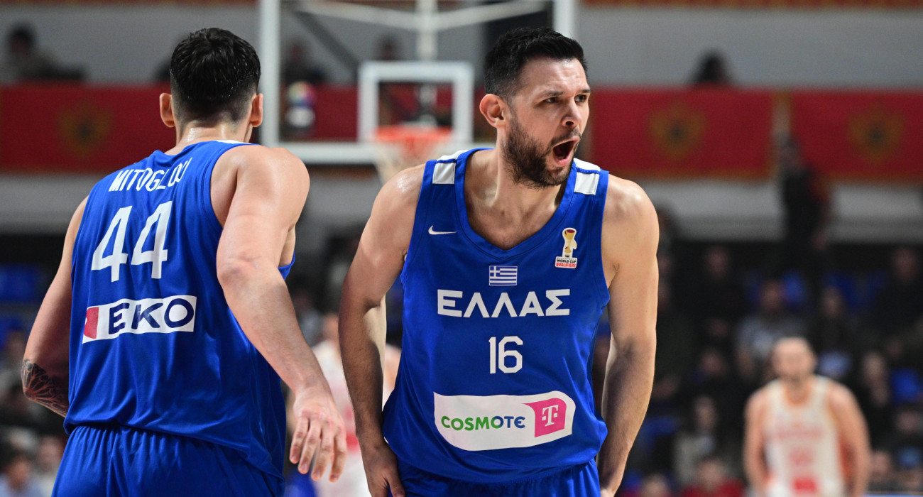 Ο Κώστας Παπανικολάου και ο Ντίνος Μήτογλου με την φανέλα της Εθνικής / πηγή: eurokinissi