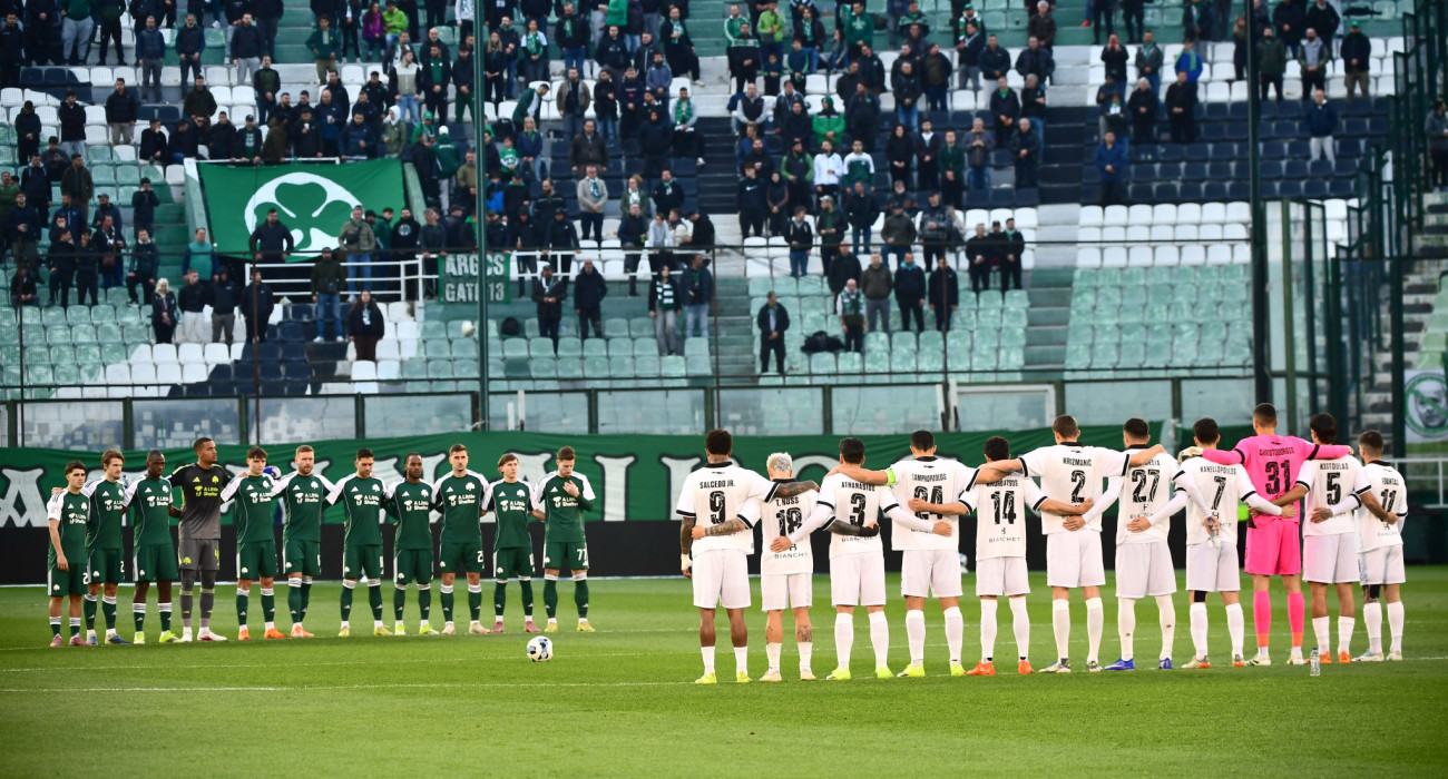 Ενός λεπτού σιγή στη μνήμη του Βασίλη Δανιήλ πριν την σέντρα του Παναθηναϊκός - ΟΦΗ / Πηγή: Eurokinissi