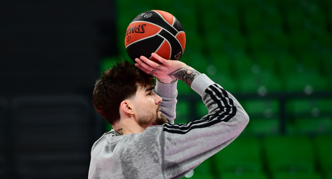 Ο Χουάντσο Ερνανγκόμεθ προπονείται, πριν την αναμέτρηση ανάμεσα σε Ολυμπιακό και Παναθηναϊκό στο ΣΕΦ / Πηγή: Eurokinissi