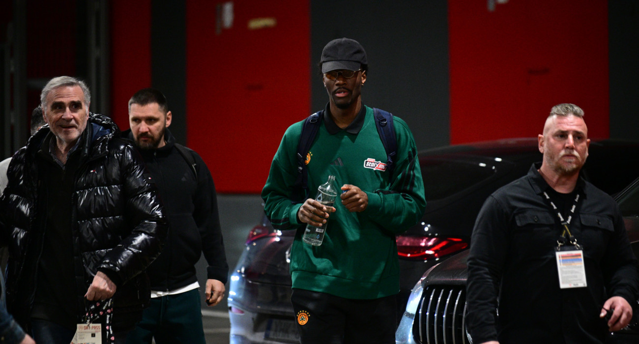 Ο Νάιτζελ Χέιζ-Ντέιβις στην άφιξή του στο Στάδιο Ειρήνης και Φιλίας/Πηγή: Eurokinissi