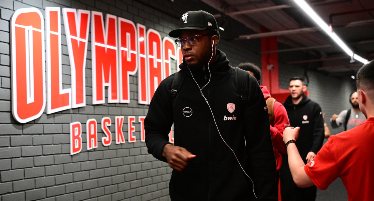 Ο Ταϊρίκ Τζόουνς στην άφιξη του Ολυμπιακού στο ΣΕΦ / πηγή: eurokinissi