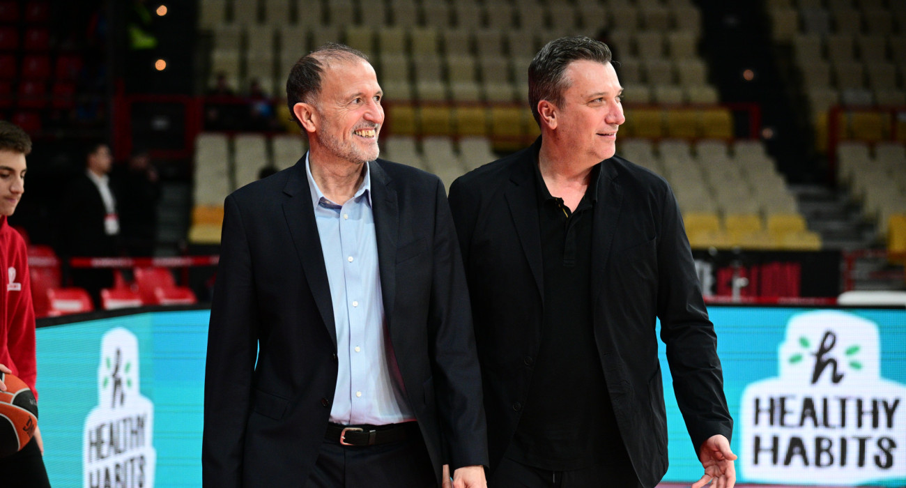 Ο Τσους Μπουένο συνοδεύεται από τον Νίκο Λεπενιώτη και ξεναγείται στο ΣΕΦ, Πηγή: Eurokinissi