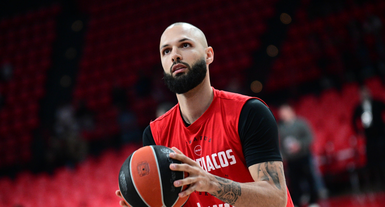 Ο Εβάν Φουρνιέ στο ζέσταμα πριν το παιχνίδι με τον Παναθηναϊκό / πηγή: eurokinissi