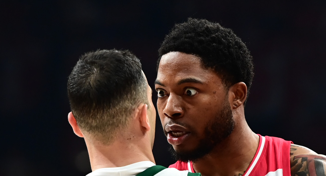 Ο Ταϊρίκ Τζόουνς ρίχνει ένα... θανατηφόρο βλέμμα στον Κώστα Σλούκα, Πηγή: Eurokinissi