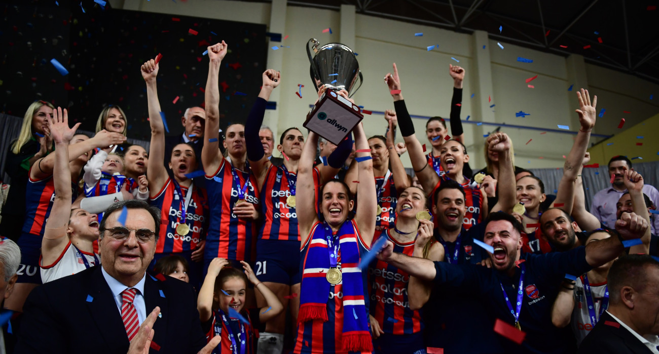 Η απονομή του Κυπέλλου στον Πανιώνιο / Πηγή: Eurokinissi