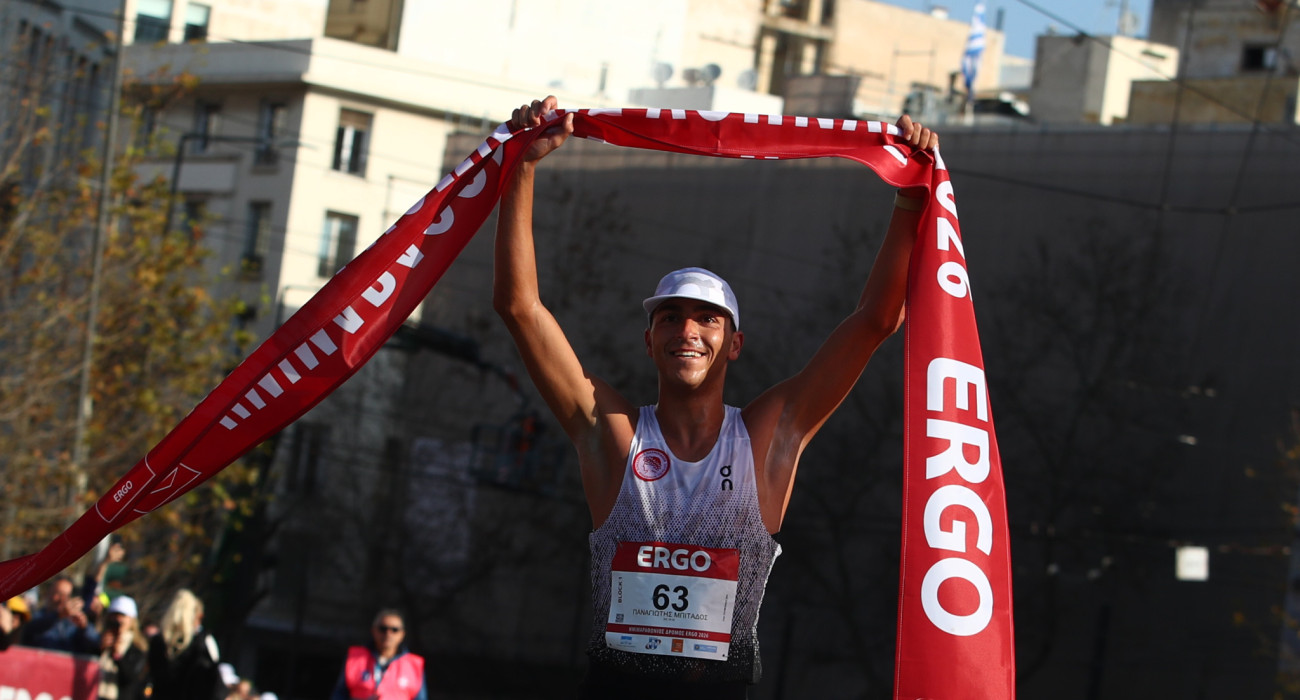 Ο Παναγιώτης Μπιτάδος με την κορδέλα του τερματισμού / Πηγή: Eurokinissi