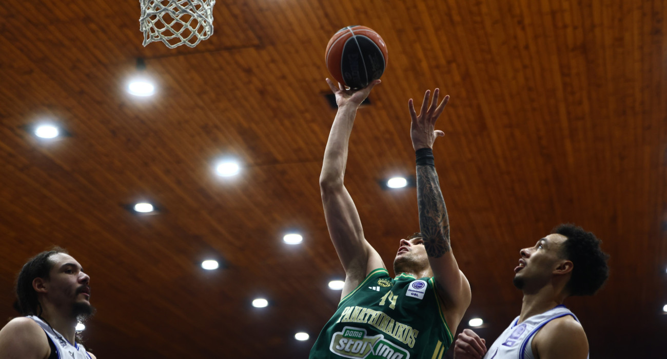 Ο Ντίνος Μήτογλου σε μία από τις αρκετές εύστοχες εκτελέσεις του απέναντι στον Ηρακλή / Πηγή: Eurokinissi