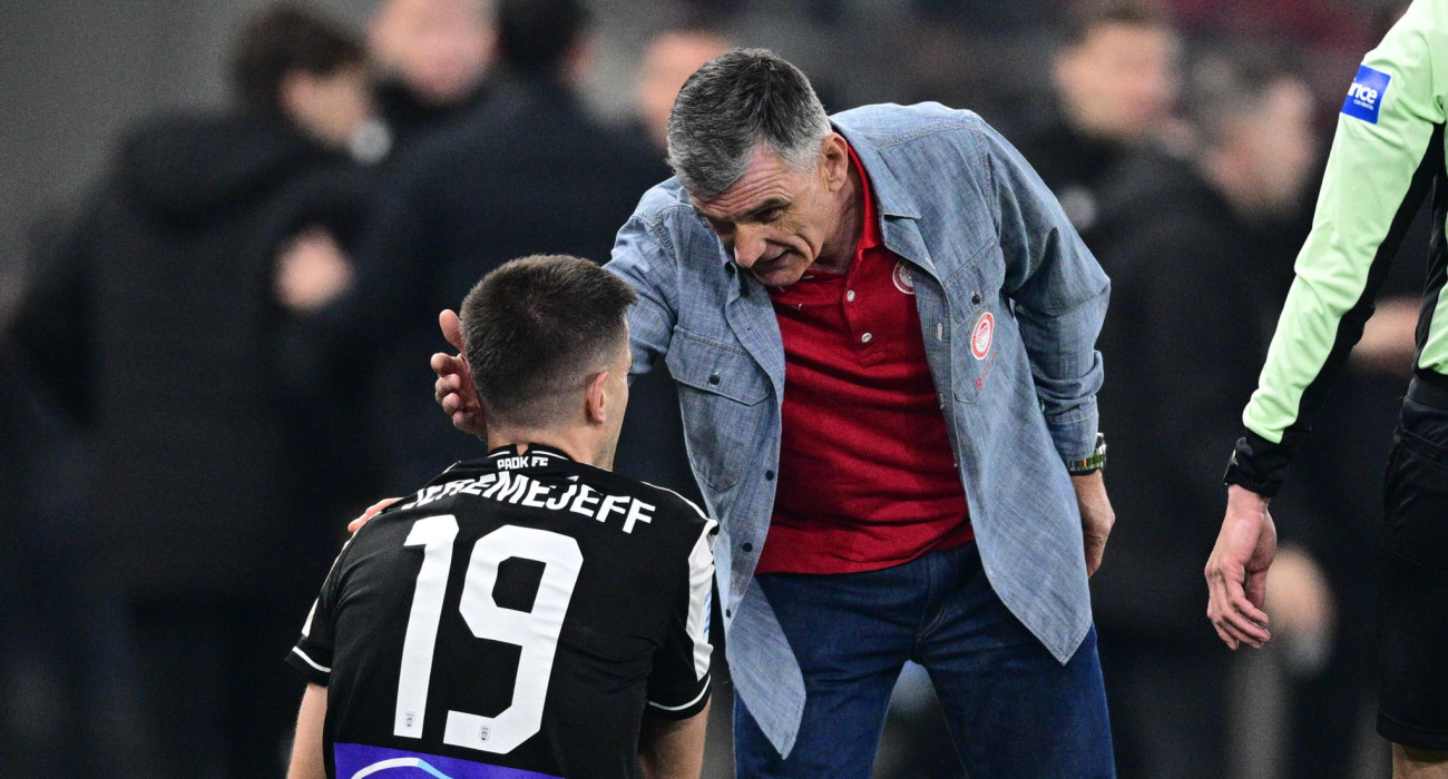 Ο Χοσέ Λουίς Μεντιλίμπαρ με το... πατρικό χάδι στον πεσμένο Αλεξάντερ Γερεμέγεφ / Πηγή: Eurokinissi