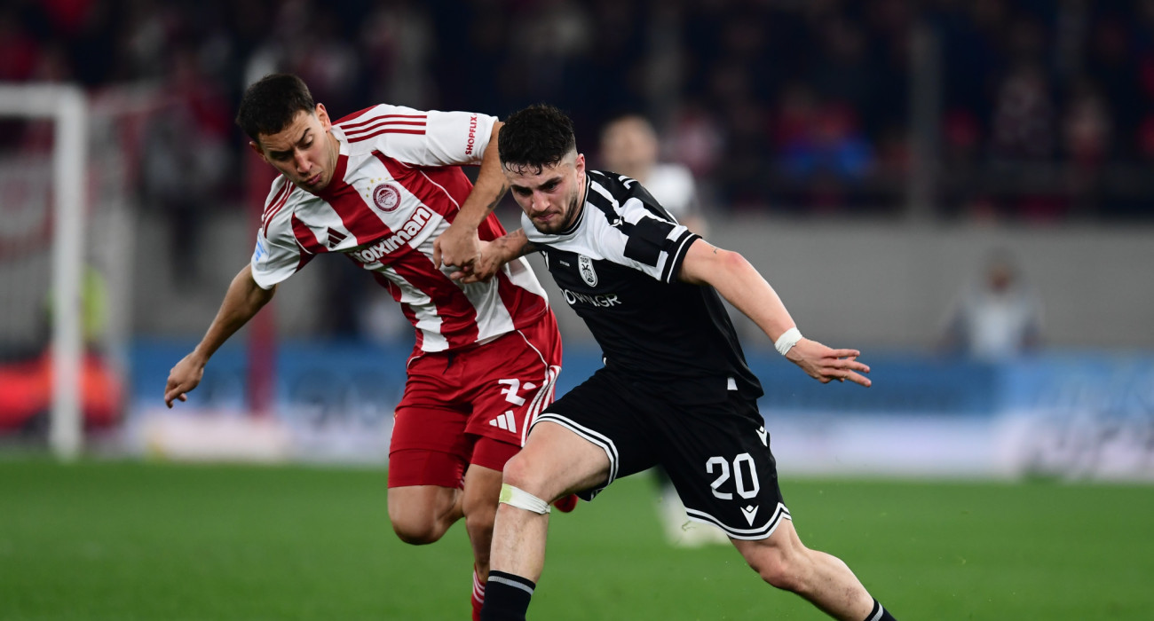 Ο Έσε σε μονομαχία με τον Ζαφείρη στο ντέρμπι της Κυριακής / Πηγή: Eurokinissi