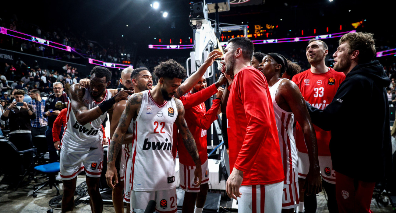 Οι παίκτες του Ολυμπιακού πανηγύρισαν με τον κόσμο τους τη νίκη επί της Παρί