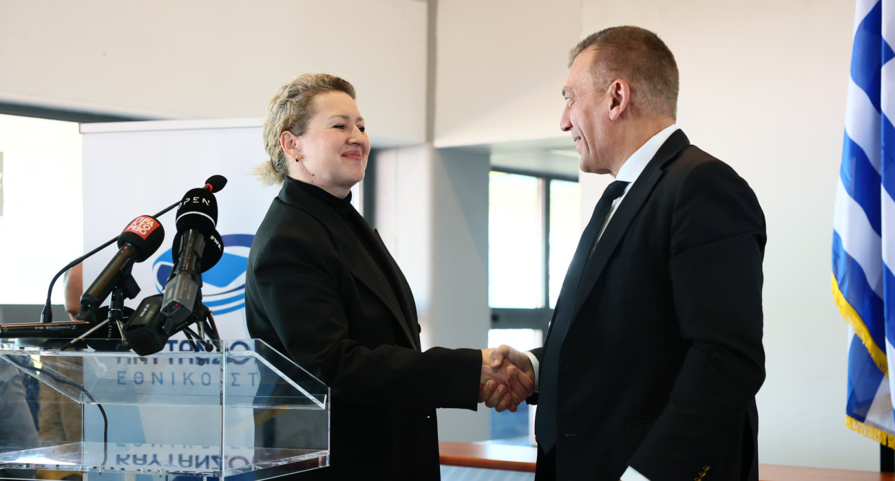 Η διευθύνουσα Σύμβουλος της ΠΑΕ ΠΑΟΚ, Μαρία Γκοντσάρεβα κι ο Αναπληρωτής Υπουργός αθλητισμού Γιάννης Βρούτσης στην υπογραφή της σύβασης του Καυτανζόγλειου Σταδίου στην ΠΑΕ ΠΑΟΚ / Πηγή: Eurokinissi