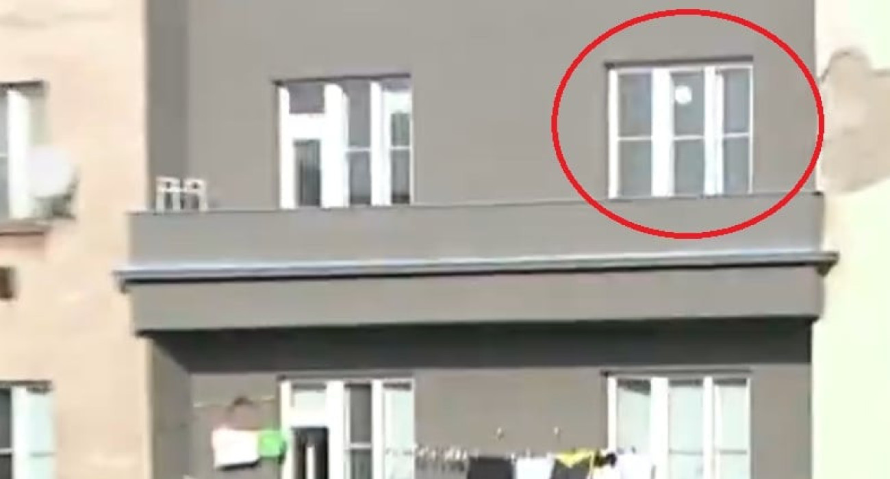 Το άτσαλο διώξιμο από τον τερματοφύλακα της Σλόβαν Λίμπερετς κατέληξε σε... μπαλκόνι σπιτιού / Screenshot