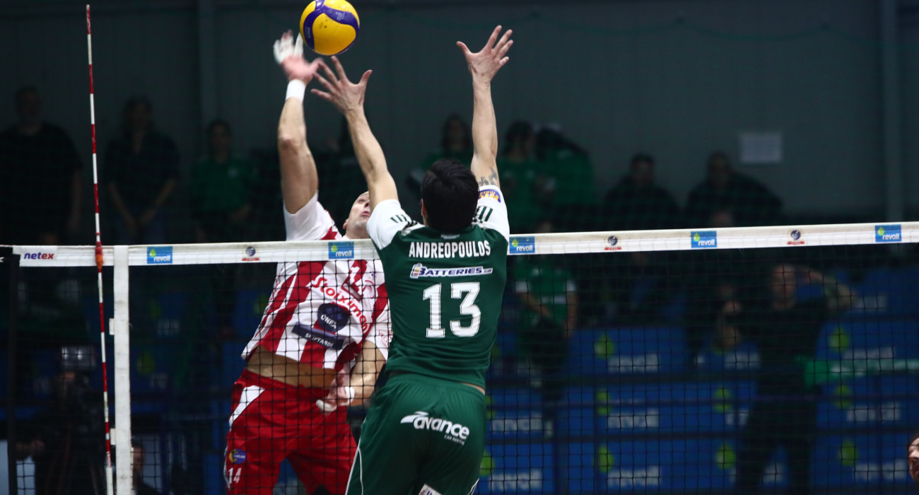 Φάση από τον τελικό του Super Cup ανάμεσα σε Ολυμπιακό και Παναθηναϊκό όπου ο Ατανασίεβιτς καρφώνει κι ο Ανδρεόπουλος κάνει μπλοκ / Πηγή: Eurokinissi