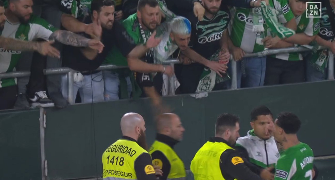 Ο Άντονι σε αντιπαράθεση με τους οπαοδύς της Μπέτις μετά την ισοπαλία με τη Σεβίλλη / Screenshot