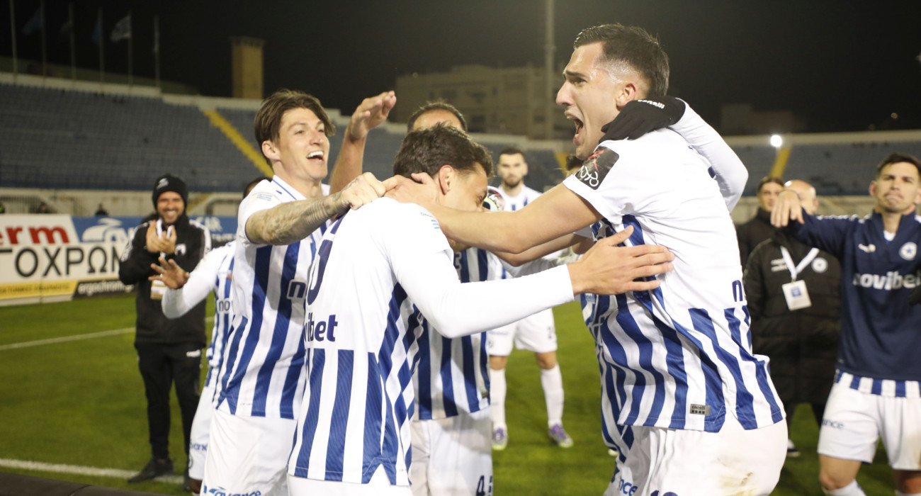 Οι ποδοσφαιριστές του Ατρομήτου πανηγυρίζουν την επικράτηση σε βάρος του Παναιτωλικού / Πηγή: Intime