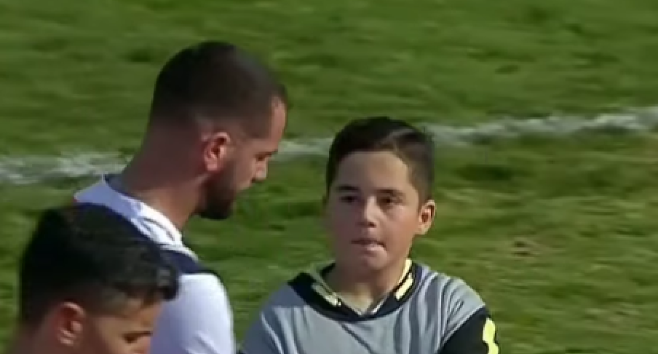 Η στιγμή που το ball boy μπαίνει στο γήπεδο και ζητάει αυτόγραφα από τους παίκτες του Ηρακλή / Screenshot