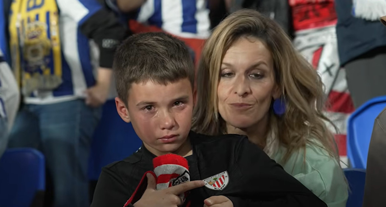 Μικρός φίλος της Μπιλμπάο δακρυσμένος από τον αποκλεισμό, δείχνει το σήμα της ομάδας / Screenshot