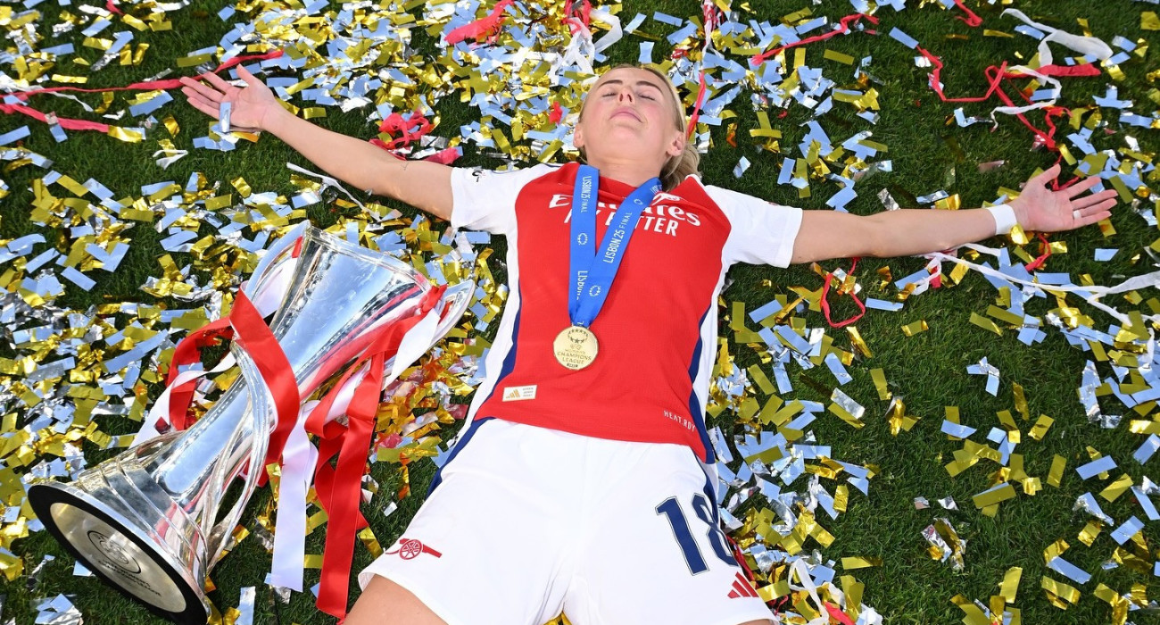 Η παίκτρια της Άρσεναλ, Κλόι Κέλι με το τρόπαιο / Πηγή: @chloekelly