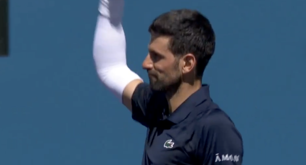 Ο Νόβακ Τζόκοβιτς υψώνει τη γροθιά του μετά τη νίκη του / Screenshot