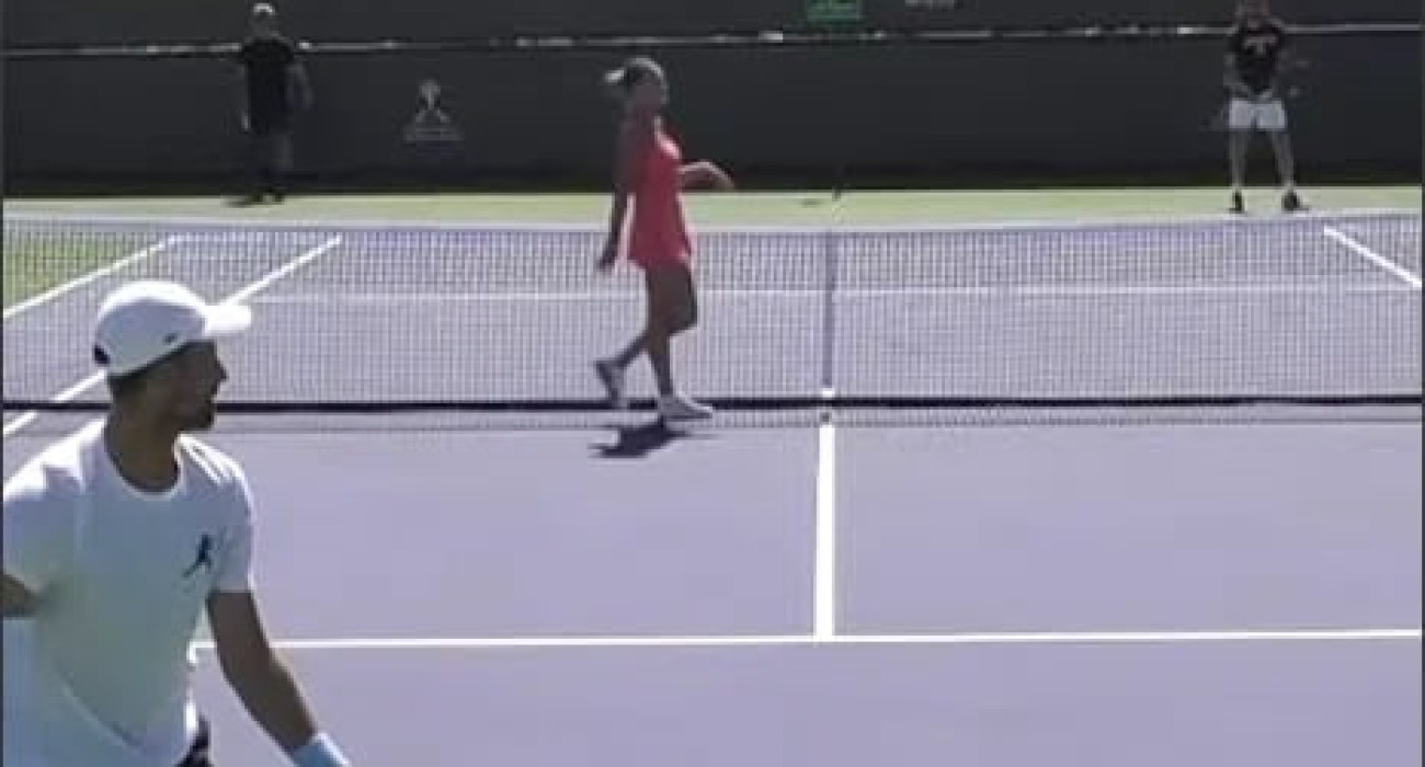 Η στιγμή που η Αρίνα Σαμπαλένκα «εισέβαλε» στην προπόνηση του Νόβακ Τζόκοβιτς / Screesnhot