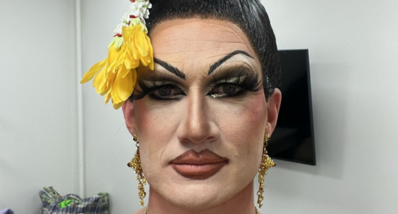 Ο Γκρεγκ Ράδερφορντ ως drag queen / Screenshot