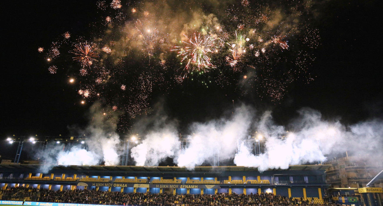 Παράλληλα με το drone show η νύχτα έγινε μέρα στο γήπεδο του Παναιτωλικού από τα πυροτεχνήματα
