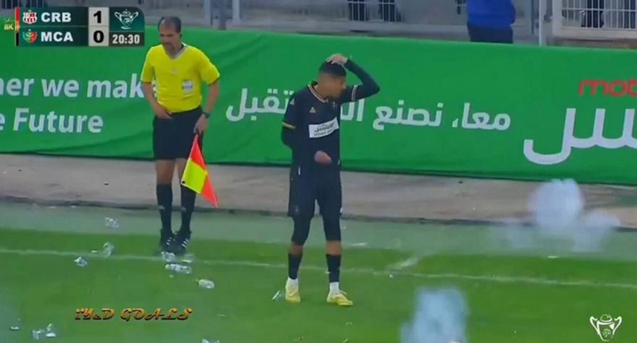 Η στιγμή που ο ποδοσφαιριστής δέχεται τα αντικείμενα από την εξέδρα / Screenshot