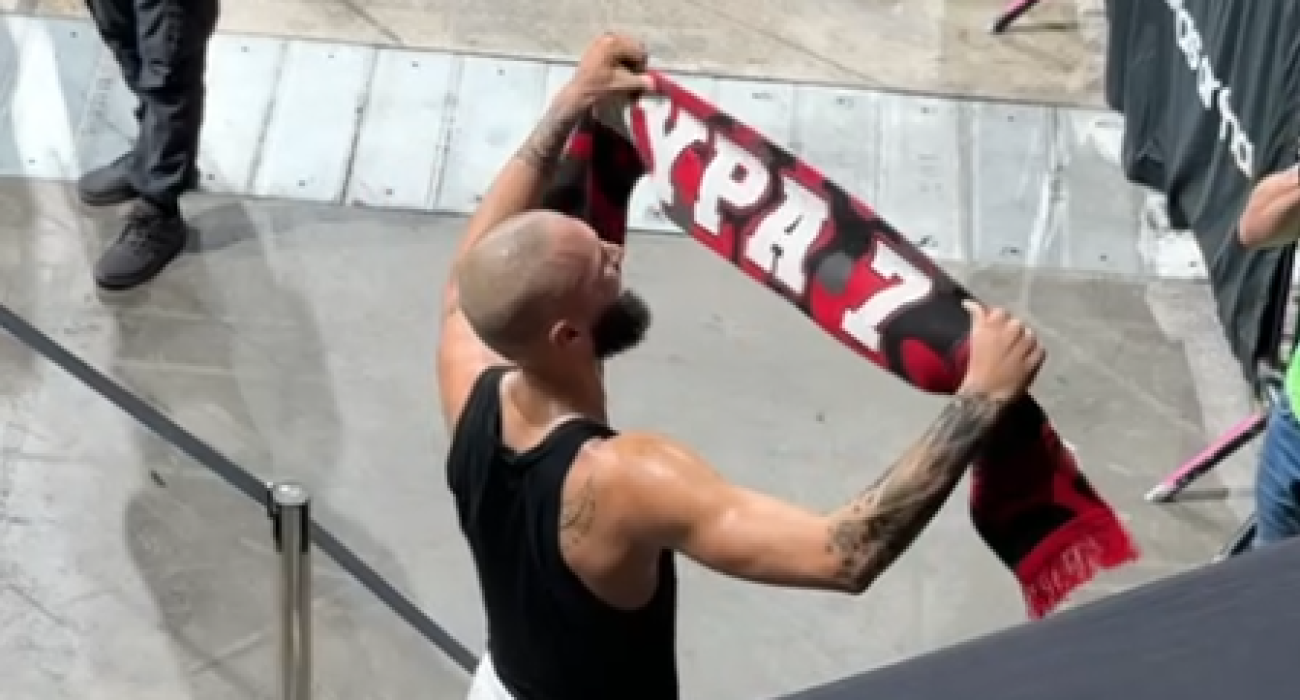 Ο Εβάν Φουρνιέ με κασκόλ του Ολυμπιακού