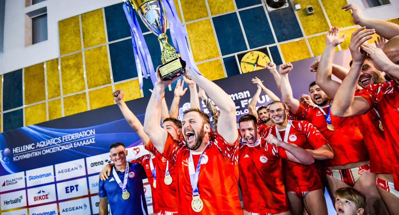 Ο αρχηγός του Ολυμπιακού, Ντίνος Γενηδουνιάς σηκώνει το Κύπελλο Ελλάδας / Πηγή: Intime