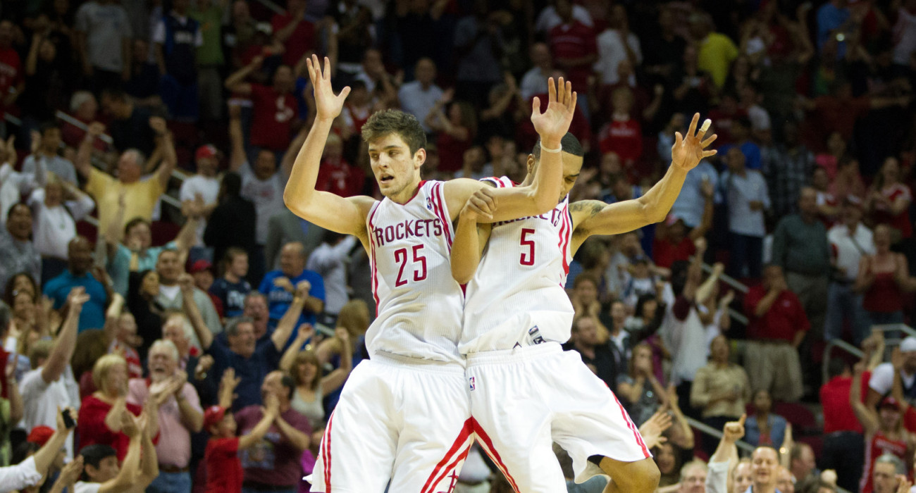 Ο Τσάντλερ Πάρσονς και ο Κόρτνεϊ Λι υπήρξαν συμπαίκτες στους Ρόκετς και θύματα του Κοέν / Πηγή: Smiley N. Pool / Houston Chronicle via Getty Images