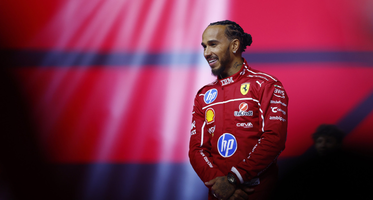 O Λιούις Χ΄άμιλτον λίγο πριν μπει στο μονοθέσιο της Ferrari για δράση / Πηγή: Sam Bloxham / Getty Images