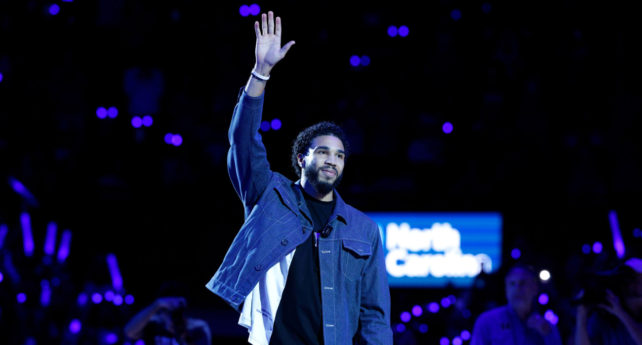 Ο Τζέισον Τέιτουμ γνωρίζει την αποθέωση σε όποιο γήπεδο κι αν επισκεφθεί στις ΗΠΑ κι αναμένει την (άμεση) επιστροφή του στα παρκέ / Photo by Lance King/Getty Images