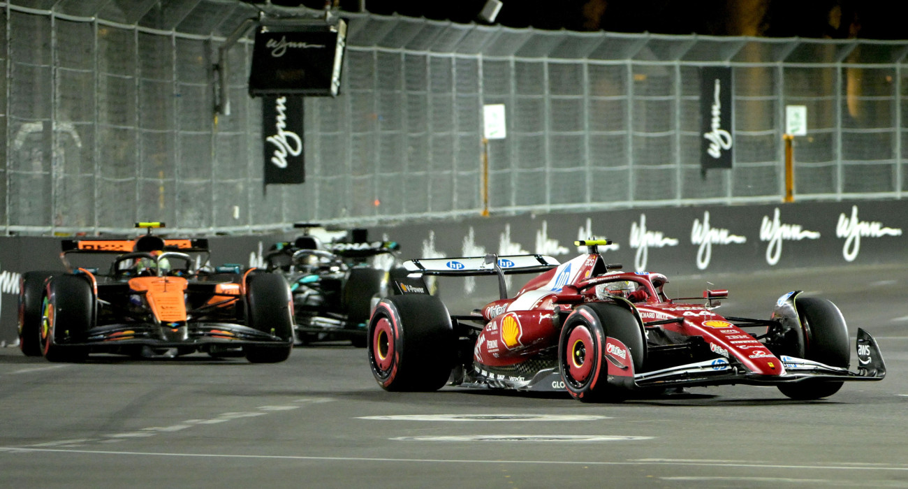 Ο Λιούις Χάμιλτον «καταδιώκεται» από τους συμπατριώτες του Λάντο Νόρις και Τζορτζ Ράσελ / Πηγή: Will Lester - Getty Images