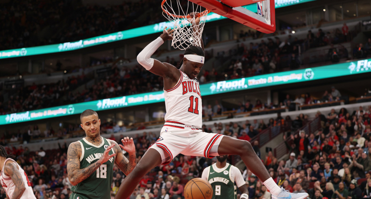 Ο Λέοναρντ Μίλερ καρφώνει εμφατικά το καλάθι των Μπακς με τον Κάιλ Κούζμα να είναι απογοητευμένος, Πηγή:  Geoff Stellfox/Getty Images/Ideal Images